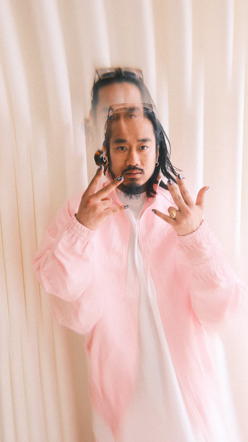 DUKEZ pink hands ritual painted nails