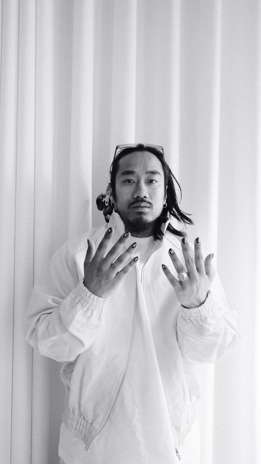 DUKEZ white jacket portret painted nails